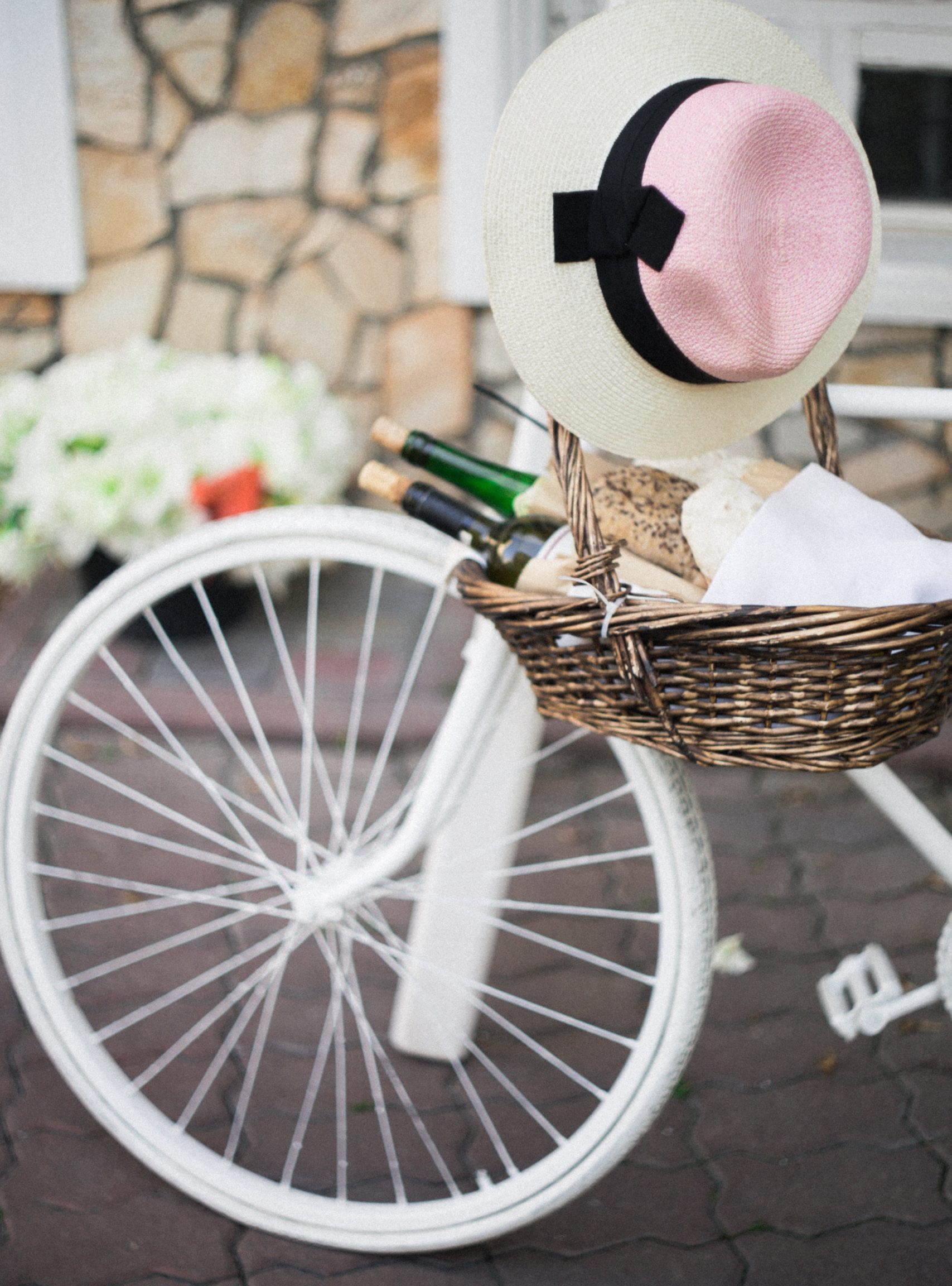 Weinflaschen in Korb an einem Fahrrad in Frankreich
